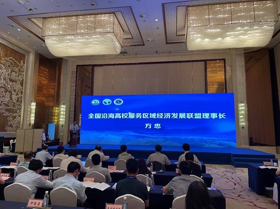 人们在看台上的人群  低可信度描述已自动生成