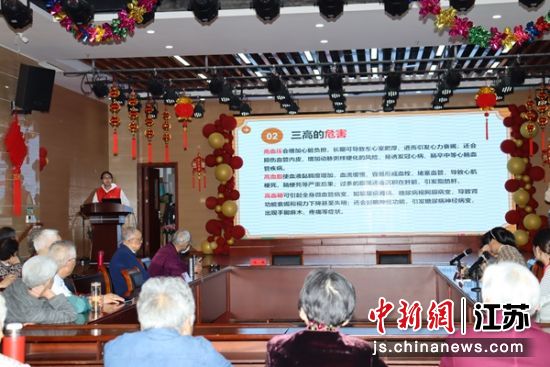 志愿者为老人作科普讲座。盐城师范海生学院供图